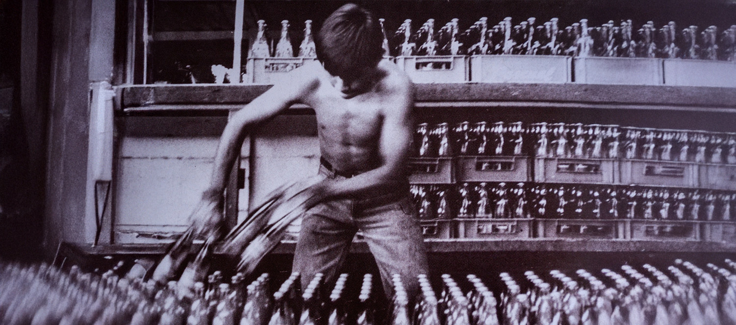 Trabajador de Pascual llenando las cajas de refrescos